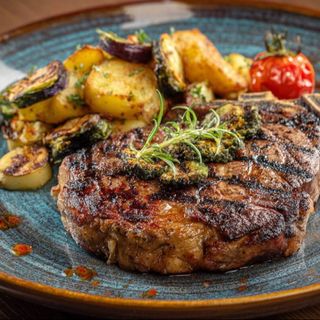 Steak de vita Rib Eye cu cartofi cu rozmarin