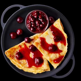 Clatite cu dulceata de visine