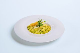 Tagliatelle cu pesto făcut în casă și muguri de pin