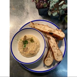 Hummus, pesto făcut în casă și  focaccia cu maia