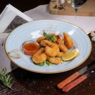 Creveti în crustă crocantă cu sos sweet chilli