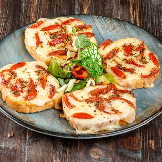 Bruschete cu mozzarella, rosii cherry, oregano si busuioc