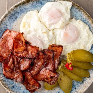 Ochiuri cu bacon prajit crocant si castraveti murati