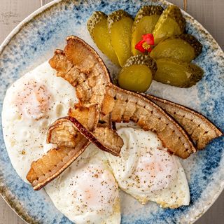 Ochiuri cu slanina jumerita si castraveti murati