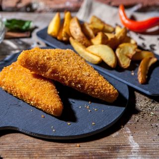 Cascaval vegetal pane cu cartofi wedges si sos sweet chilli