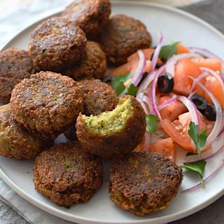 Falafel cu salata orientala