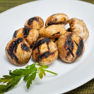 Ciuperci la gratar cu cartofi wedges