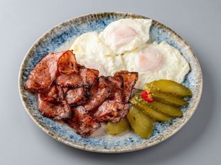 Ochiuri cu bacon prajit crocant si castraveti murati