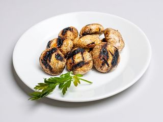 Ciuperci la gratar cu cartofi pai