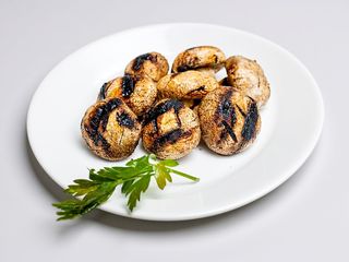 Ciuperci la gratar cu salata orientala