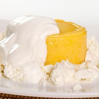 Mămăligă cu brânzâ şi smântână