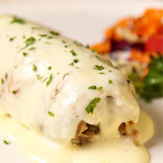 Pulpă de pui umplută cu telemea și sos de cașcaval