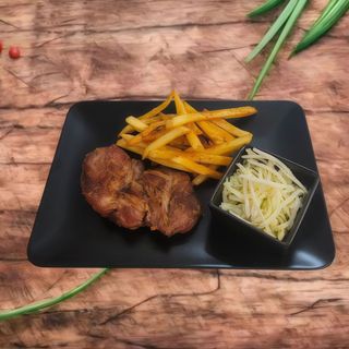 Ceafa de porc cu cartofi prajiti si salata de varza 100/200/100 gr