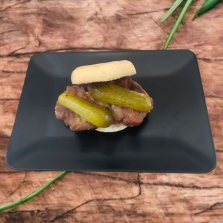 Sandwich cu ceafa de porc si castravete murat