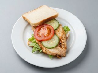 Sandwich cu grill de pui