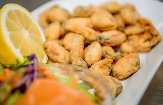 Midii pane cu sos cocktail