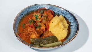 Tocanita de somn cu mamaliga si castraveti murati 