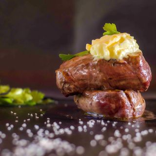 Mușchi de vită la grătar cu sos de piper verde