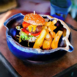 Cheeseburger cu cartofi pai