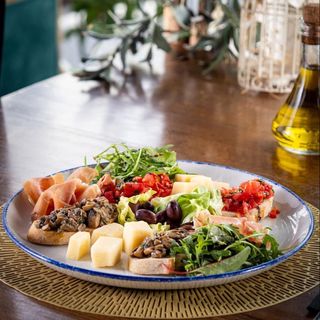 Bruschete mixte cu prosciutto si parmezan