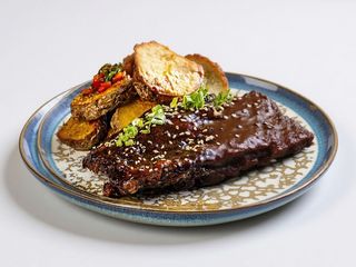 Scăriță de porc la grătar cu sos