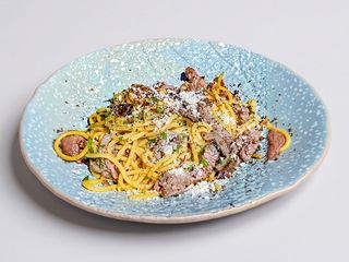 Paste aglio olio cu fasii de vita si salsa de trufe