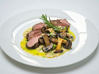 Muschiulet de porc la gratar cu sos de hribi