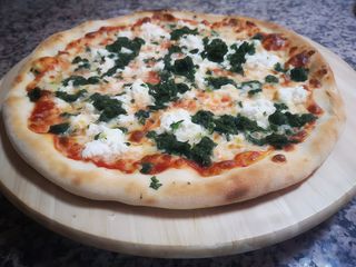Pizza con ricotta e spinaci
