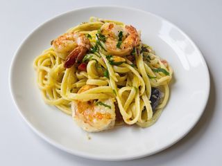 Bavette con Gamberetti e pesto di rucola