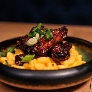 Barbeque Chicken Wings & Mac’n’Cheese