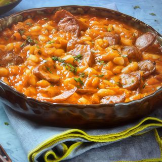 Iahnie de fasole cu cârnați la garnita