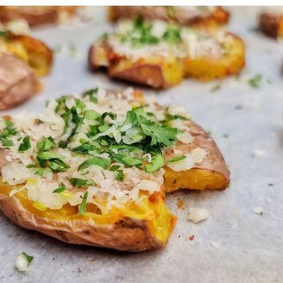 Cartofi zdrobiti cu usturoi