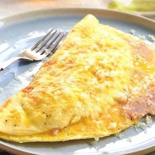 Omleta cu sunca si cascaval