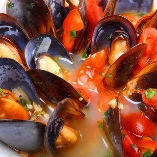 Scoici la tuci in sos de rosii cu usturoi