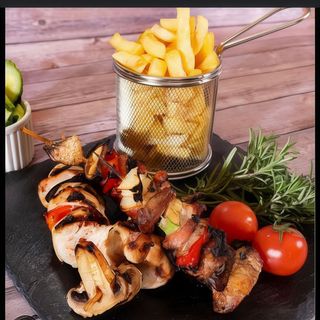 Frigaruie de pui la gratar cu cartofi naturali