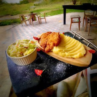 Snitel de pui cu cartofi naturali