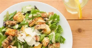 Salata Caesar cu pui