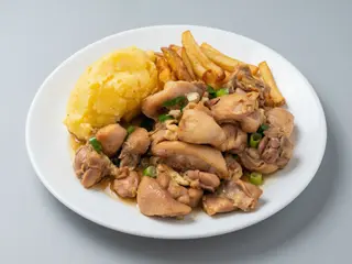 Bucățele din pulpă de pui la ceaun în sos de vin alb