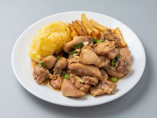 Bucățele din pulpă de pui la ceaun în sos de vin alb