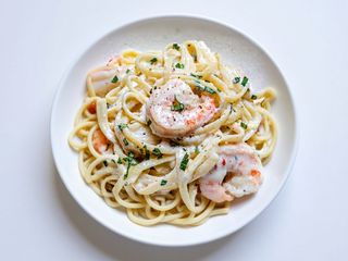 Spaghete cu creveți și sos alb