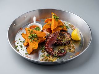 Tentacule de caracatita la gratar cu legume aromatizate