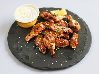 Aripioare de pui glazurate cu miere si susan si cartofi pai