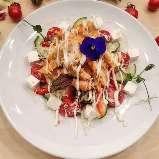 Salată cu pui crispy