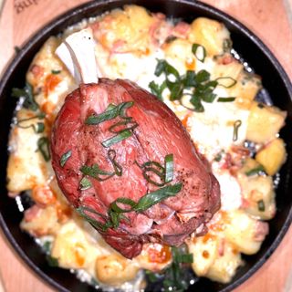 CIOLAN DE PORC CU GNOCCHI CREMOȘI ȘI SALATĂ DE MURĂTURI