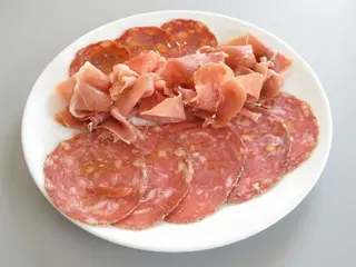 Platou iberic: jamon, salchichas, chorizo