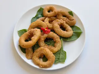 Calamari pane cu sos calypso
