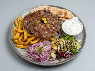 Pleskvita cu cartofi prăjiți, salată și sos de brânză