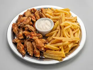 Platou aripioare picante cu cartofi prăjiți și sos