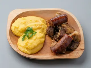 Carne la garniță cu mămăliguță și murături