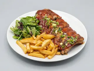 Coaste de porc BBQ cu cartofi prăjiți, salata verde și sosul casei